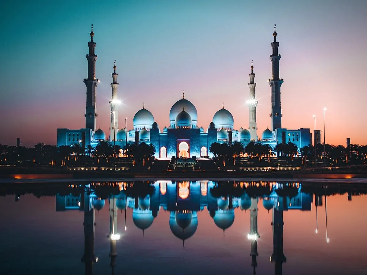 Sheikh Zayed Grand Mosque at dusk
